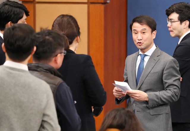 한병도 청와대 정무수석이 5일 춘추관 대브리핑실에서 여야 대표 초청 청와대 회동과 관련한 브리핑을 마치고 취재진과 대화하고 있다. 연합뉴스