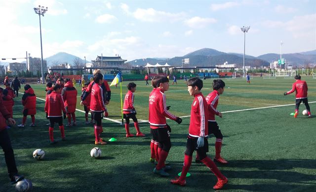 전국의 엘리트 축구선수들이 경주에서 전지 훈련하는 장면. 경주시 제공