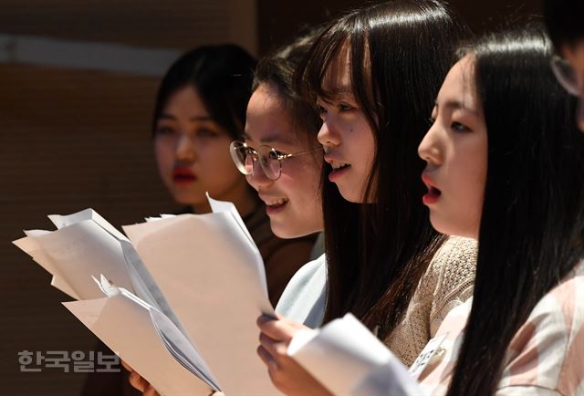 오디세이학교 신입생들이 5일 서울 영등포구 하자센터에서 열린 입학식에서 합창을 하고 있다. 서재훈 기자 spring@hankookilbo.co.kr