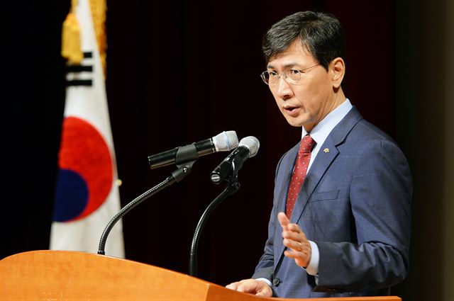 안희정 충남지사가 5일 오전 도청 문예회관에서 직원과의 대화 중 성범죄 피해자의 '미투'(# Me too) 운동을 장려하고 있다. 이날 안 지사의 공보비서는 한 방송에 나와 안 지사에게 성폭행을 당했다고 주장했다. 충남도 제공=연합뉴스