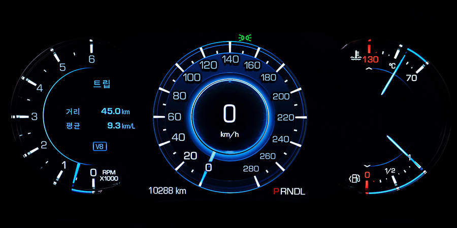 고해상도 디스플레이가 자리한 계기판은 뛰어난 시인성을 자랑한다.