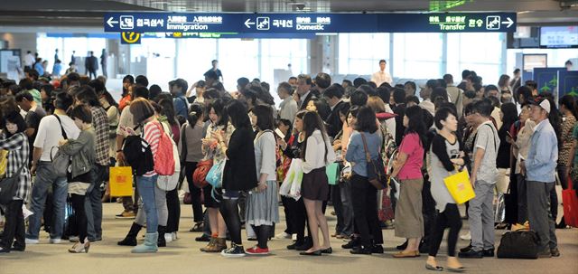 인천국제공항 입국심사대 앞에 줄 지어 순서를 기다리는 관광객들. 한국일보 자료사진