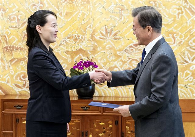 문재인 대통령이 지난달 10일 오전 청와대에서 김정은 북한 노동당 위원장의 여동생 김여정 노동당 중앙위 제1부부장에게 김정은 위원장의 친서를 받고 있다. 청와대사진기자단