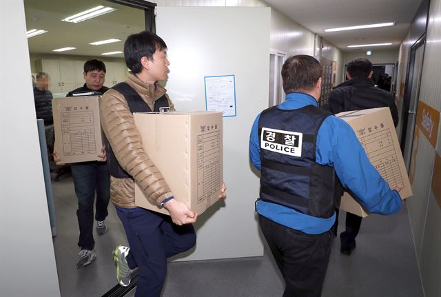 6일 오전 경찰이 부산 해운대구 엘시티 공사장의 포스코건설 현장사무실을 압수수색, 공사 관련 자료를 확보하고 있다. 8명의 사상자가 발생한 엘시티 공사장 추락사고를 수사 중인 해운대경찰서는 이날 포스코건설 부산지사와 하청업체 사무실 등 6곳을 압수수색했다. 부산=연합뉴스