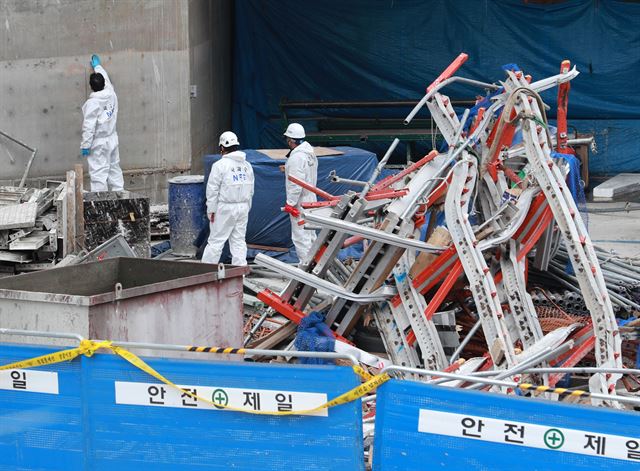 4일 부산 해운대 엘시티 공사장에서 국립과학수사연구원이 2차 정밀 감식을 하고 있다. 연합뉴스