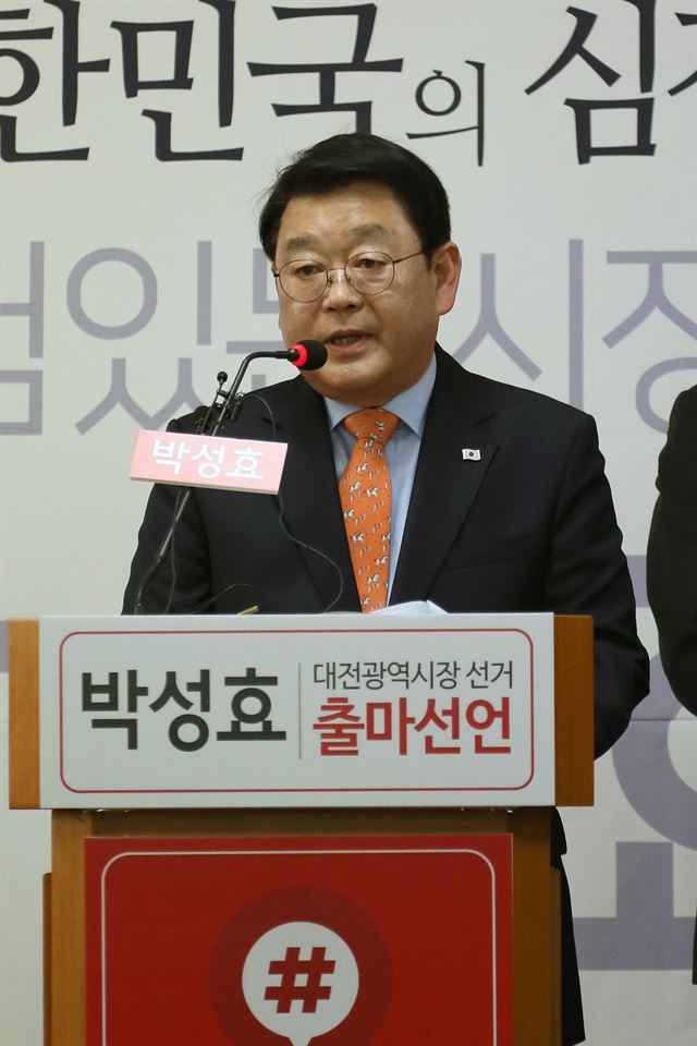 박성효 전 대전시장이 6일 자유한국당 대전시당에서 기자회견을 갖고 6.13지방선거에 자유한국당 후보로 시장에 출마하겠다고 밝히고 있다.