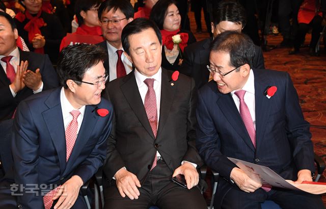 홍준표 자유한국당 대표가 6일 중소기업중앙회관에서 열린 당 전국여성대회에 참석해 김성태 원내대표, 김태흠 최고위원과 밝은 표정으로 대화하고 있다.오대근기자 inliner@hankookilbo.com