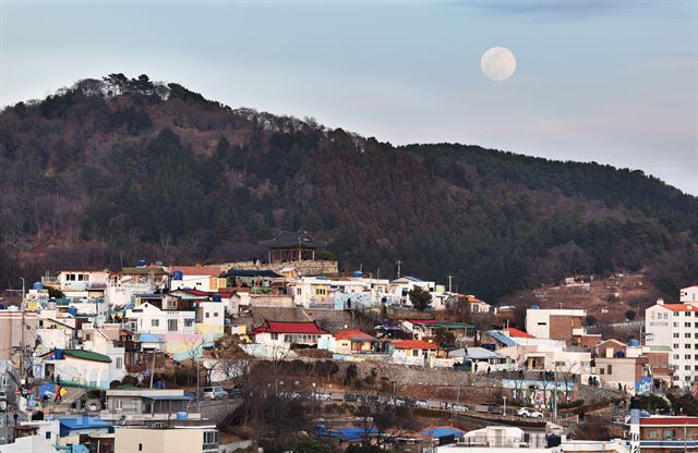 서피랑에서 본 동피랑 벽화마을 모습.