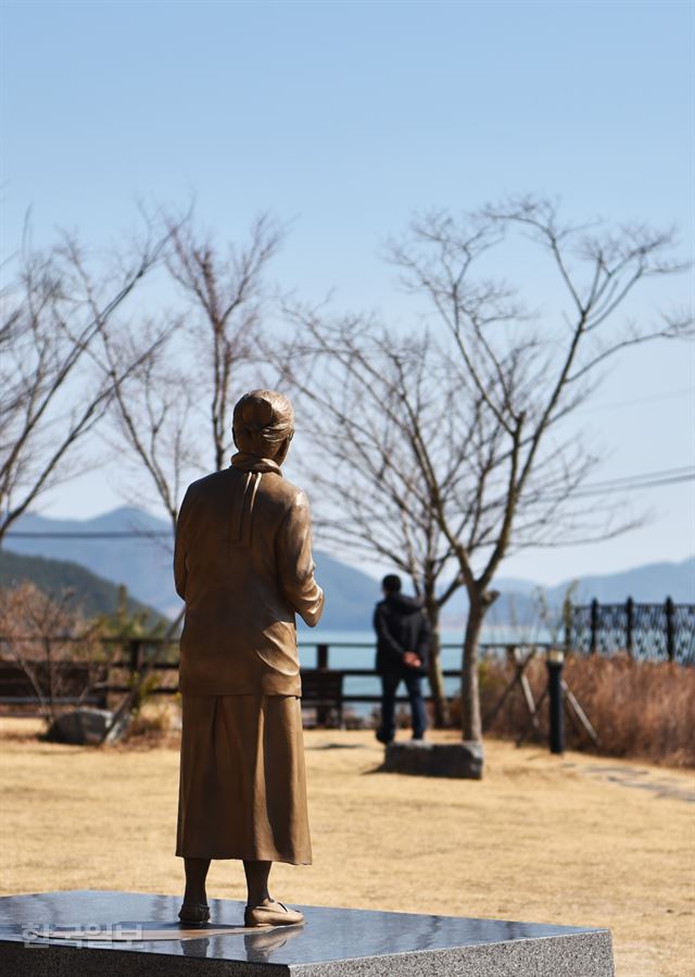 산양읍 박경리기념관 옆 정원의 동상.