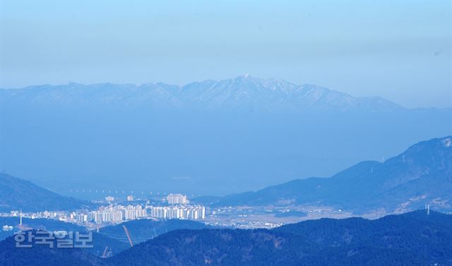 실제 육지의 지리산이 보여 지리망산이라고도 부른다.