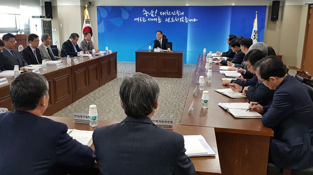 안희정 전 충남지사가 여비서의 성폭행 폭로로 지난 6일 사퇴하자 남궁영 도지사권한대행 주재로 긴급 대책회의를 하고 있다. 충남도 제공