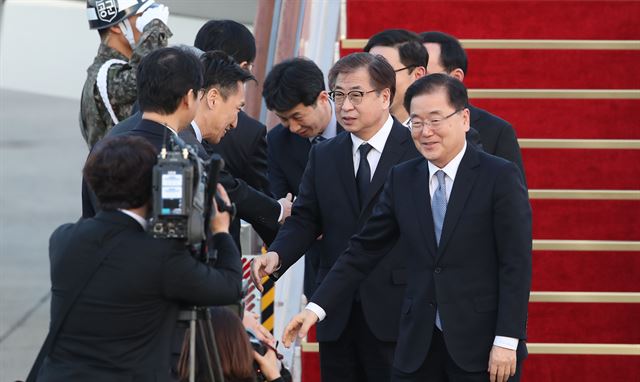 [대북특사 입국3] 대통령 특사로 북한을 방문한 정의용 국가안보실장과 서훈 국정원장이 6일 서울공항을 통해 입국하고 있다. 사진공동취재단