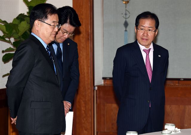 홍준표(오른쪽) 자유한국당 대표와 정의용(왼쪽) 청와대 국가안보실장이 7일 청와대에서 열린 여야 5당 대표 오찬 회동을 기다리고 있다. 고영권 기자