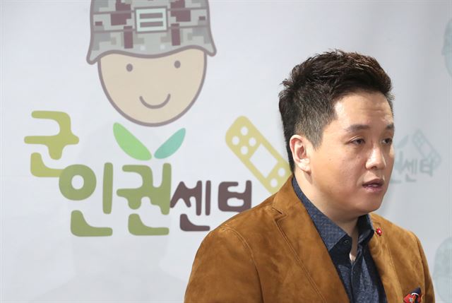 임태훈 군인권센터 소장이 8일 서울 마포구 이한열기념관에서 긴급 기자회견을 열고 취재진 질문에 답하고 있다. 뉴시스