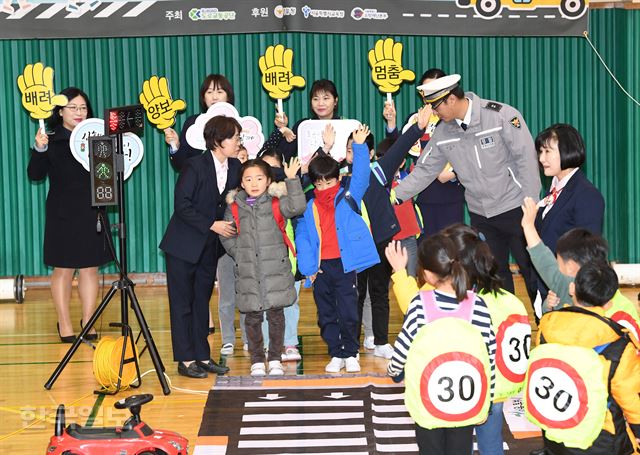 8일 오전 서울 종로구 청운초등학교에서 도로교통공단 주최로 열린 스쿨존 교통사고 제로 캠페인 행사에 학생들이 교통안전 체험교육을 하고 있다. 홍인기 기자