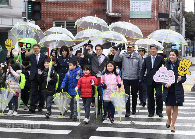 8일 오전 서울 종로구 청운초등학교에서 도로교통공단 주최로 열린 스쿨존 교통사고 제로 캠페인 행사에 학생들이 이철성 경찰청장과 조희연 서울시교육감 등과 함께 학교 앞 횡단보도를 안전하게 건너는 체험교육을 하고 있다. 홍인기 기자