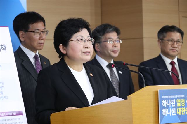 정현백 여성가족부 장관이 8일 오전 서울 세종로 정부서울청사에서 '직장 및 문화예술계 성희롱·성폭력 근절 대책'을 정부 합동으로 발표하고 있다. 연합뉴스