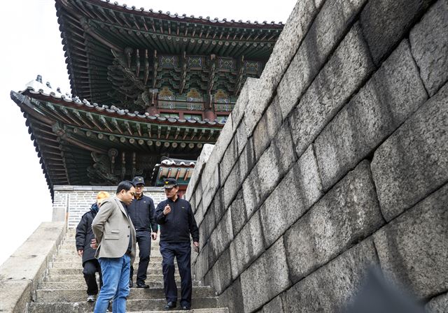 9일 오전 화재가 발생한 보물 제1호 흥인지문(동대문)에서 119 소방대원과 흥인지문 관리사무소 직원들이 화재 현장을 살피고 있다. 연합뉴스