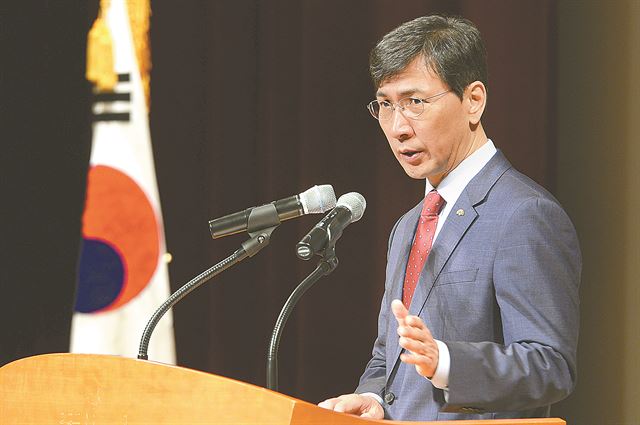 안희정 충남지사가 지난 5일 오전 도청 문예회관에서 직원과의 대화 중 성범죄 피해자의 '미투'(# Me too) 운동을 장려하고 있다. 이날 저녁 안 지사의 공보비서는 안 지사에게 성폭행을 당했다고 주장했다. 연합뉴스