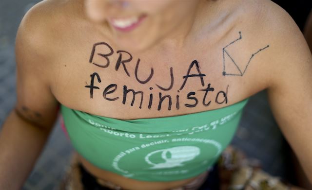 아르헨티나 부에노스아이레스에서 'Bruja feminist' 글자를 몸에 적은 한 여성이 세계 여성의 날 행사에 참여하고 있다. AP 연합뉴스