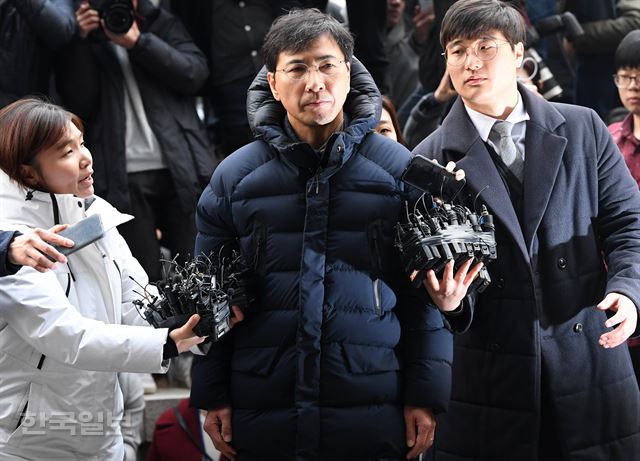 수행 여비서 성폭행 의혹을 받는 안희정 전 충남지사가 9일 오후 마포구 서울서부지검으로 출석하고 있다. 서재훈 기자 spring@hankookilbo.com