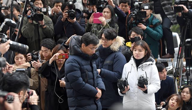 수행 여비서 성폭행 의혹을 받는 안희정 전 충남지사가 9일 오후 마포구 서울서부지검으로 출석하고 있다. 서재훈기자 spring@hankookilbo.com