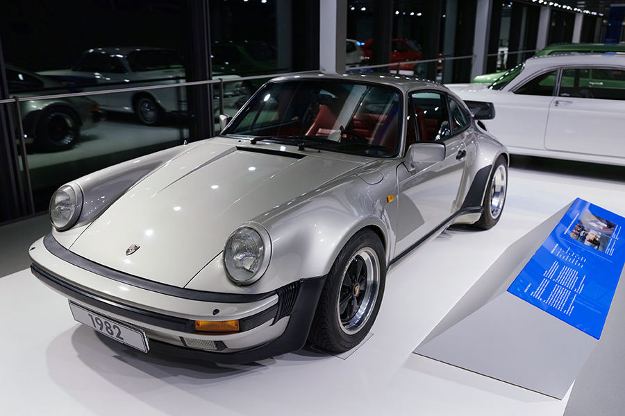 1982 porsche 911 33 turbo를 독일의 자동차 박물관에서 만났다