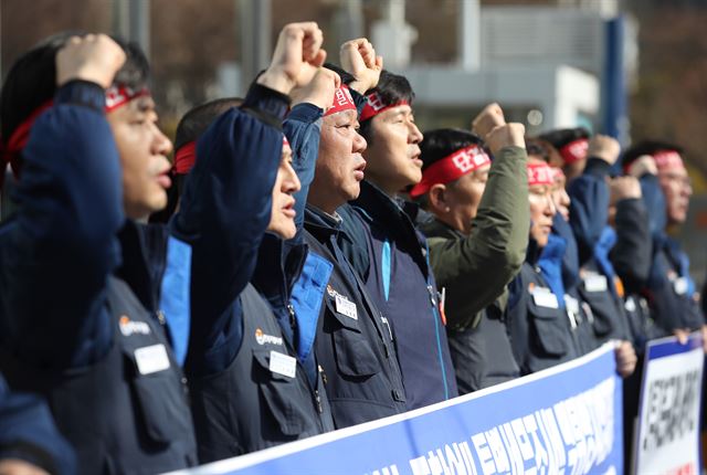 지난 6일 오전 서울 여의도 KDB산업은행 본점 앞에서 전국금속노동조합 한국지엠지부 관계자들이 '대(對) 정부 요구' 기자회견을 열고 공장폐쇄 철회 등을 촉구하고 있다. 연합뉴스