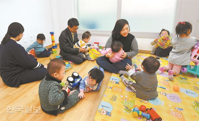 지난 8일 서울의 한 보육원에서 직원들이 어린 아이들을 돌보고 있다. 아이들은 19세가 돼서 보육원을 나갈 때까지 보육원 사람들을 가족으로 여기며 자란다. 홍인기 기자