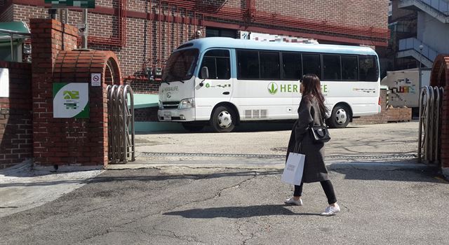 지난 1일 강지나(가명)양이 보육원에서 퇴소한 후 머물고 있는 서울의 한 자립생활관 앞을 지나가고 있다. 이진희 기자