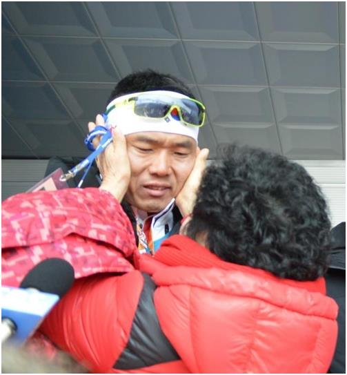 장애인 노르딕 스키 국가대표 신의현이 10일 평창 동계패럴림픽 바이애슬론 남자 7.5km 좌식종목에서 5위에 그친 뒤 눈물을 흘리자 어머니 이회갑 씨가 아들을 어루만지고 있다. 평창=연합뉴스