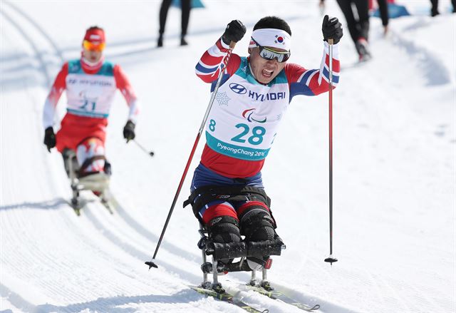 11일 강원도 평창 바이애슬론센터에서 열린 2018평창패럴림픽 크로스컨트리 남자 15km 좌식경기에서 한국 신의현(앞)이 코스를 달리고 있다. 평창=연합뉴스