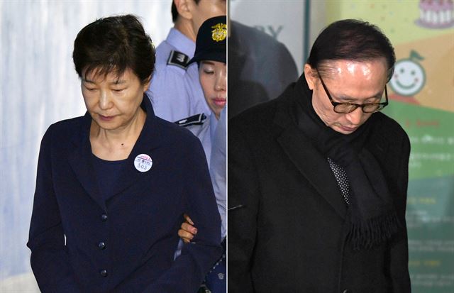 국정농단으로 구속 수감된 박근혜 전 대통령이 지난해 5월 25일 재판을 받기 위해 서울 중앙지검 법정으로 향하고 있다(왼쪽). 이명박 전 대통령이 1월 17일 검찰 수사와 관련한 입장을 기자회견을 통해 밝힌 후 서울 강남구 삼성동 사무실을 나서고 있다.