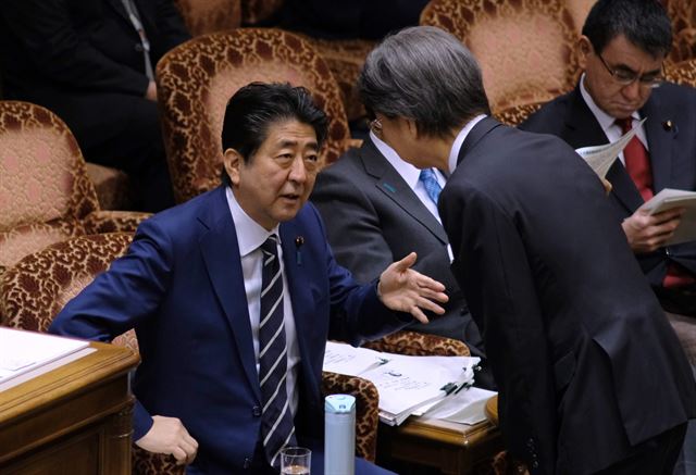 일본 아베 신조 총리가 지난 8일 참의원 예산위원회 도중 대화를 나누고 있다. 도쿄=AFP 연합뉴스