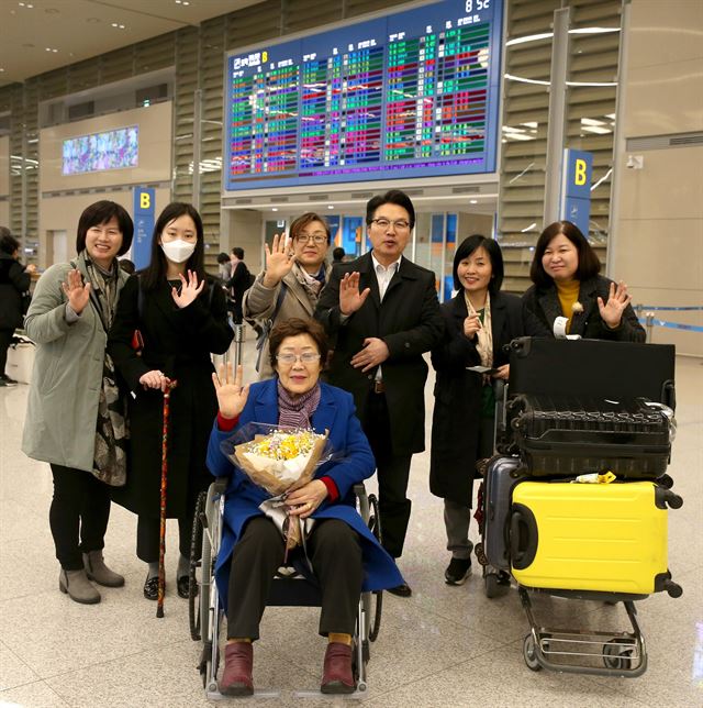 11일 인천공항에서 프랑스에서 귀국한 이용수 어르신과 일행이 포즈를 취하고 있다. 광명시청=연합뉴스