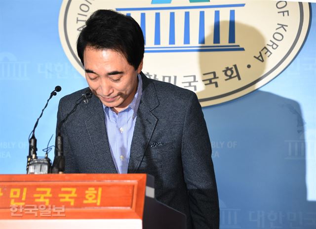 더불어민주당 충남지사 예비후보인 박수현 청와대 전 대변인이 11일 국회 정론관에서 여성당직자 특혜공천 및 불륜 의혹에 대한 기자회견에 앞서 인사하고 있다. 한국일보 자료사진