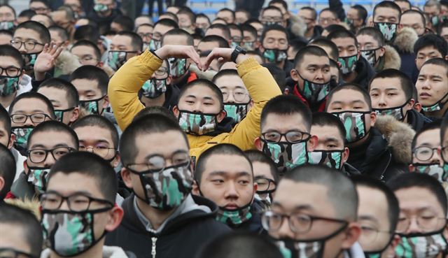 1월 2일 충남 논산 육군훈련소에서 열린 2018년 첫 입영 행사에서 한 입영 장병이 두 팔로 하트 모양을 만들고 있다. 논산=연합뉴스