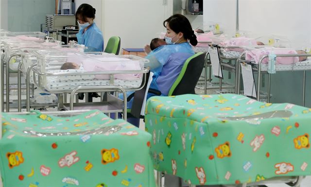 서울 시내 한 산부인과 병원 신생아실. 연합뉴스 자료사진