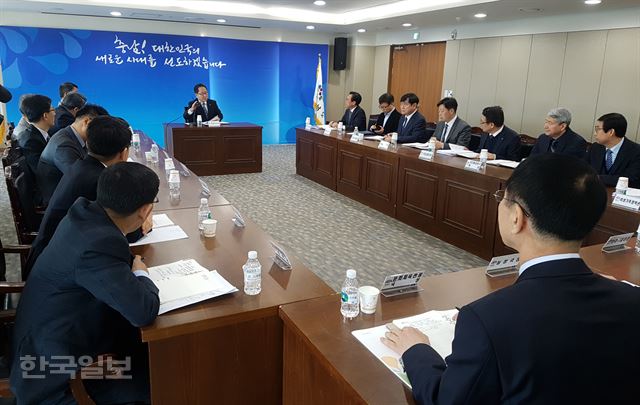 [저작권 한국일보] 지난 6일 안희정 전 충남지사가 사퇴한 직후 도정상황관리회의를 주재한 남궁영 도지사권한대행이 간부직원들에게 해외출장 자제를 당부하고 있다. 이준호 기자