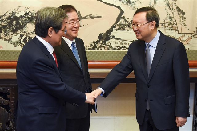 12일 중국 베이징의 댜오위타이에서 양제츠 중국 외교담당 국무위원이 노영민 주중대사와 악수를 하고 있다.가운데는 정의용 국가안보실장. AP 연합뉴스