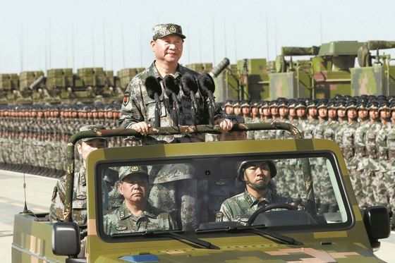 지난해 7월 30일 군복을 입은 시진핑 중국 국가주석이 네이멍구 주르허 훈련기지에서 열린 인민해방군 창군 90주년 열병식에서 군부대를 사열하고 있다. AP