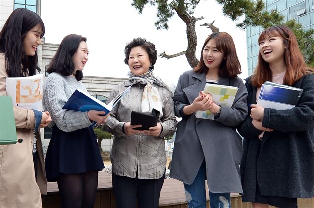 대구보건대 남성희(중간) 총장이 교정에서 학생들과 담소하고 있다. 대구보건대 제공