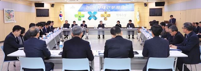 홍성주 수성구청장 권한대행이 지난달 13일 구정의 안정적인 운영과 업무공백 방지를 위해 긴급 확대간부회의를 소집, 안전 등 당면 주요현안사항을 토론하고 있다. 대구 수성구 제공