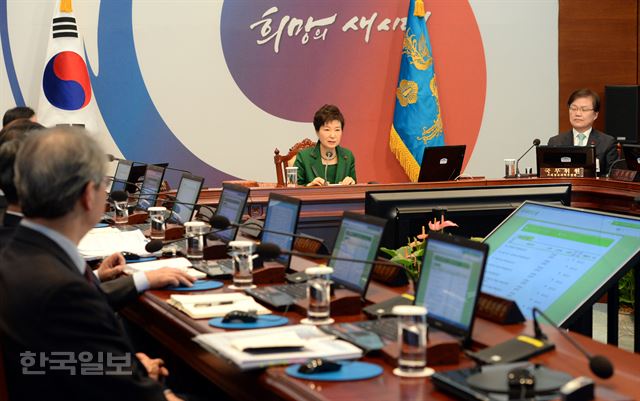 2015년 마지막 국무회의에서 박근혜 대통령이 모두발언을 하고 있다. 한국일보 자료사진