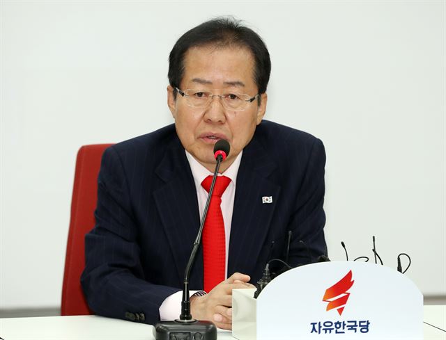 9일 오전 국회에서 열린 자유한국당 6.13 지방선거 공약개발단 출범식에서 홍준표 대표가 발언하고 있다. 연합뉴스