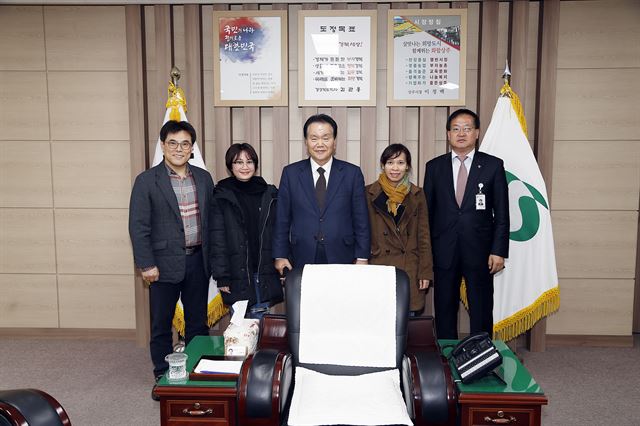 상주시 새마을행정인턴으로 일하게 된 외국인 학생들이 기념사진을 찍고 있다. 상주시 제공