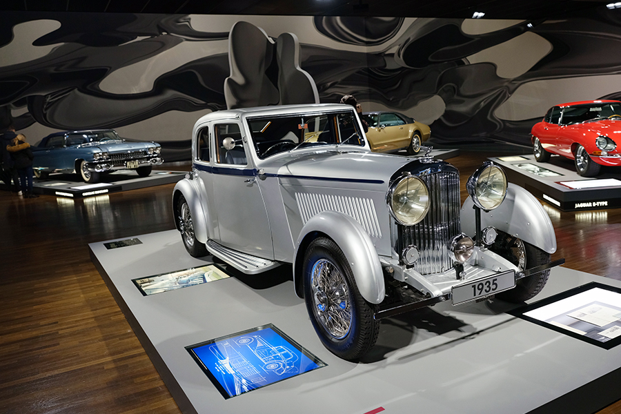 1933년 벤틀리가 선보인 bentley 3 1-2 리터는 벤틀리의 풀사이즈 럭셔리 카로서 고급스러운 감성과 육중한 차체를 자랑한다