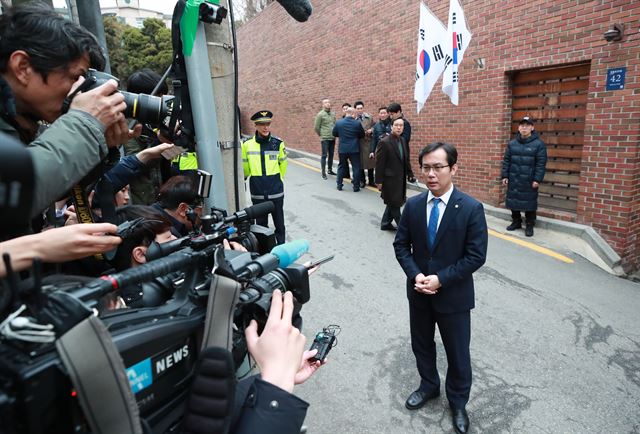 이 전 대통령 자택 앞에서 자유한국당 김영우 의원이 검찰 소환에 대한 입장을 밝히고 있다.