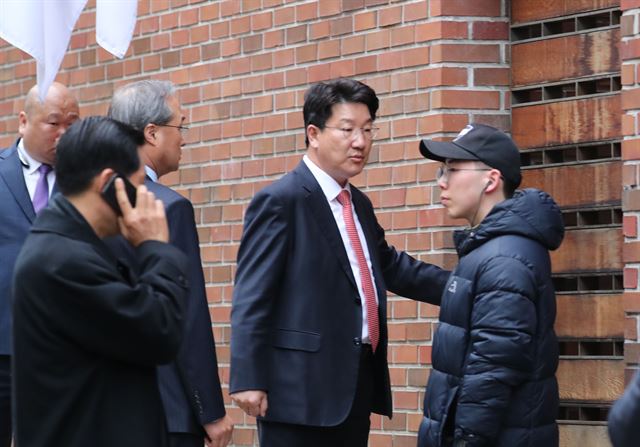 자유한국당 권성동 의원이 이명박 전 대통령 자택으로 들어서고 있다. 연합뉴스