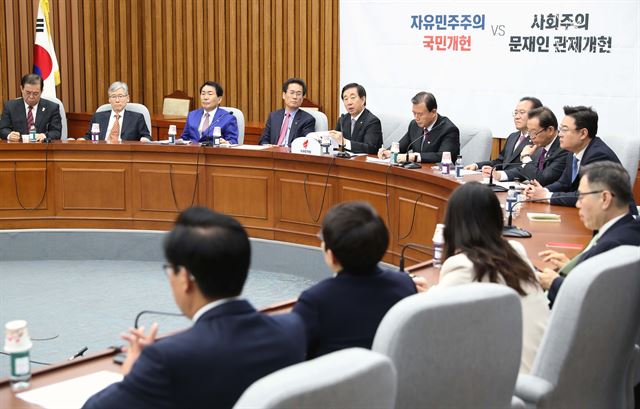 자유한국당 김성태 원내대표가 14일 오전 국회에서 열린 원내대책회의에서 발언하고 있다.연합뉴스